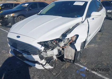 2017 Ford Fusion Energi Titanium z USA, uszkodzony, nr VIN 3FA6P0SU7HR229279